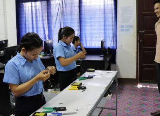 ສາຂາອາຊີບຊ່າງ ສ້ອມແປງ ແລະນຳໃຊ້ຄອມພິວເຕີ